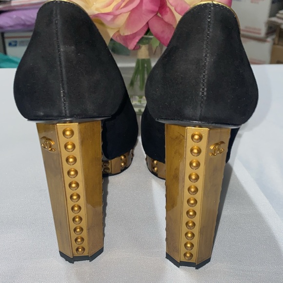 EXCELLENT CONDITION CHANEL SUEDE PUMPS - Picture 3 of 5